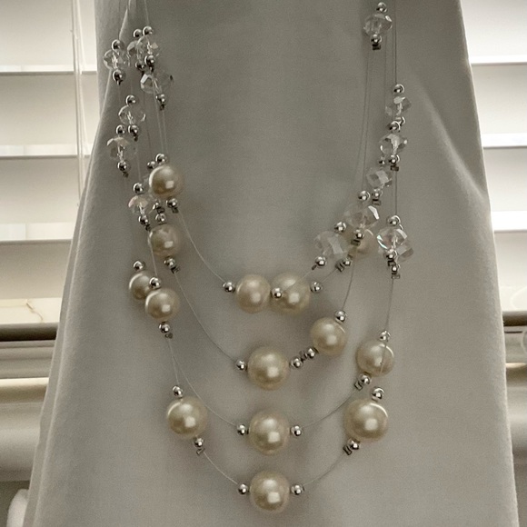 FLOATING FAUX  PEARLS NECKLACE IN MUILTI LAYERS - Picture 1 of 9